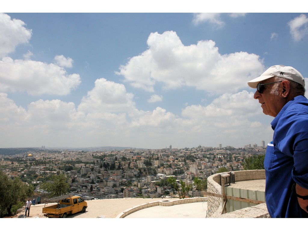 The first bus drive to mount Scopus in 1967