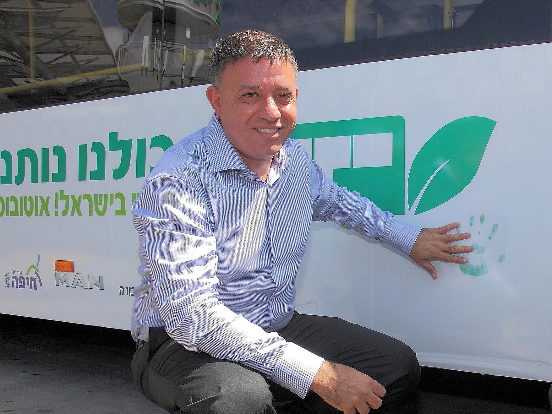 השר להגנת הסביבה ערך נסיעת מבחן באוטובוס על גז הראשון בישראל