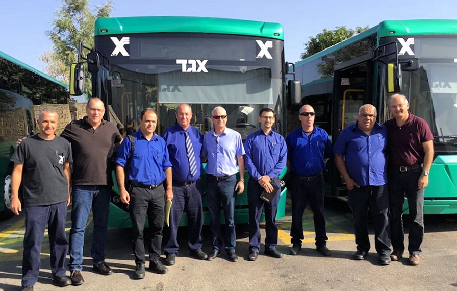 הצוות הטכני של אגד לצד האוטובוס בביקור במרכבים